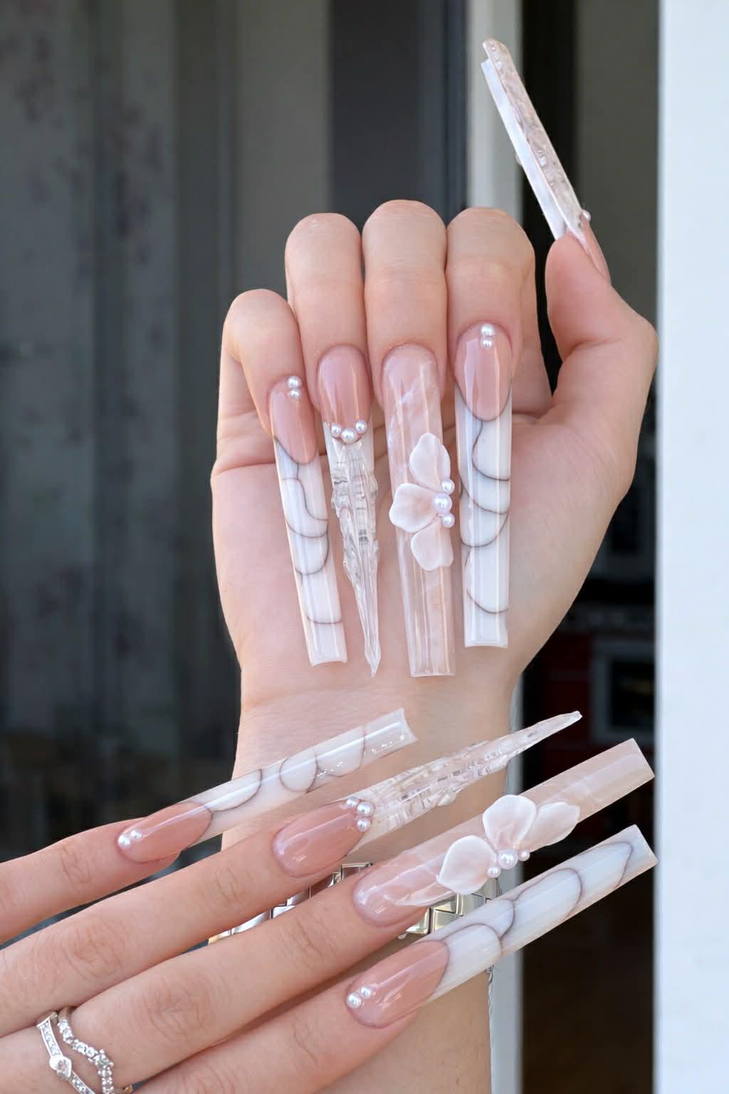 Weiße 3D-Blumen-Nails mit Perlen - KokoNail