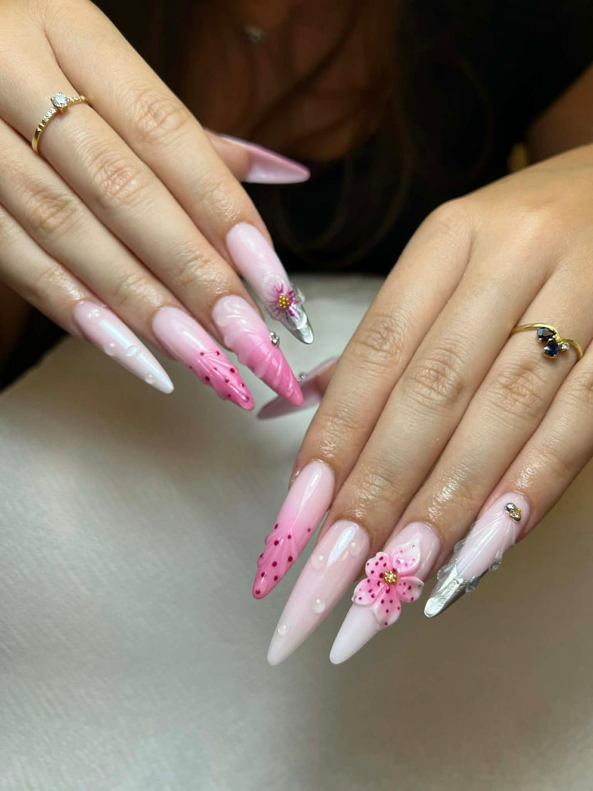 Rosa Stiletto-Nails mit 3D-Blumen