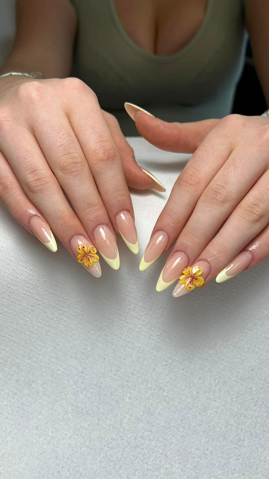 Natürliche French Tips in Gelb mit Blümchen