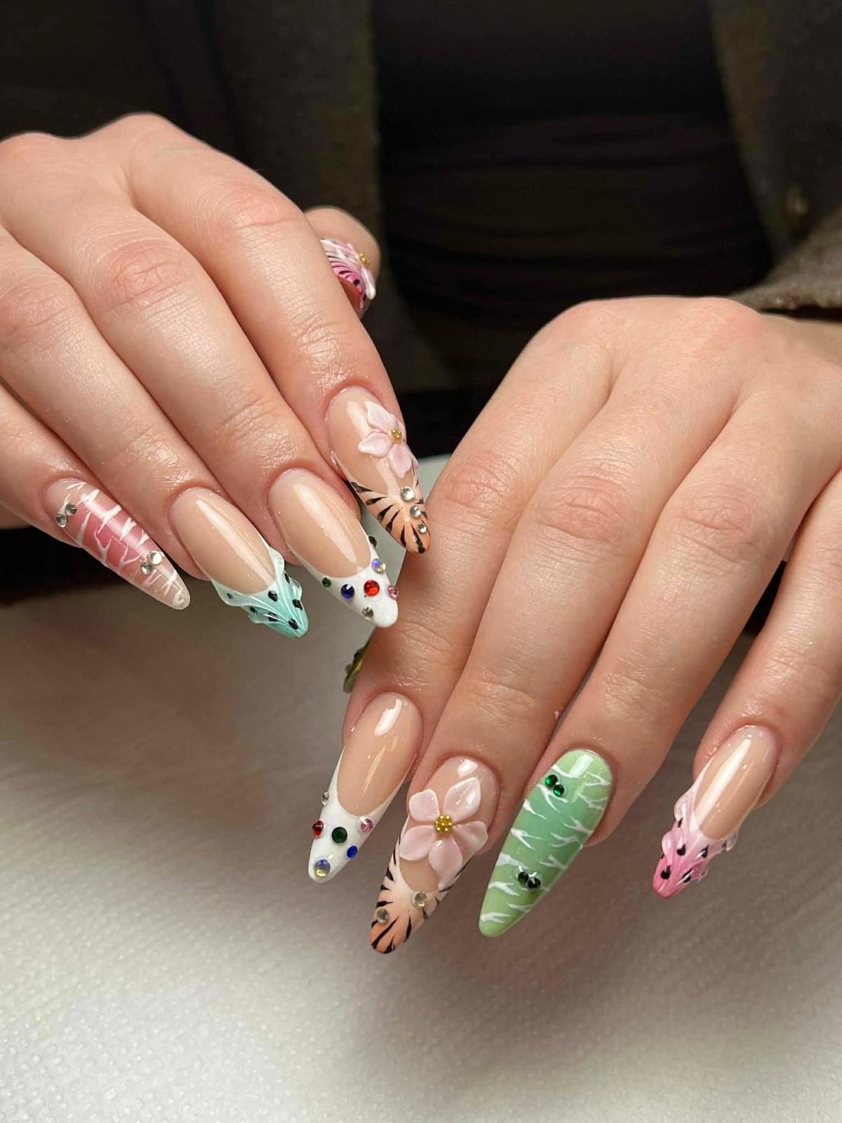 Bunte Nailart mit Edelsteinen und Naturmotiven