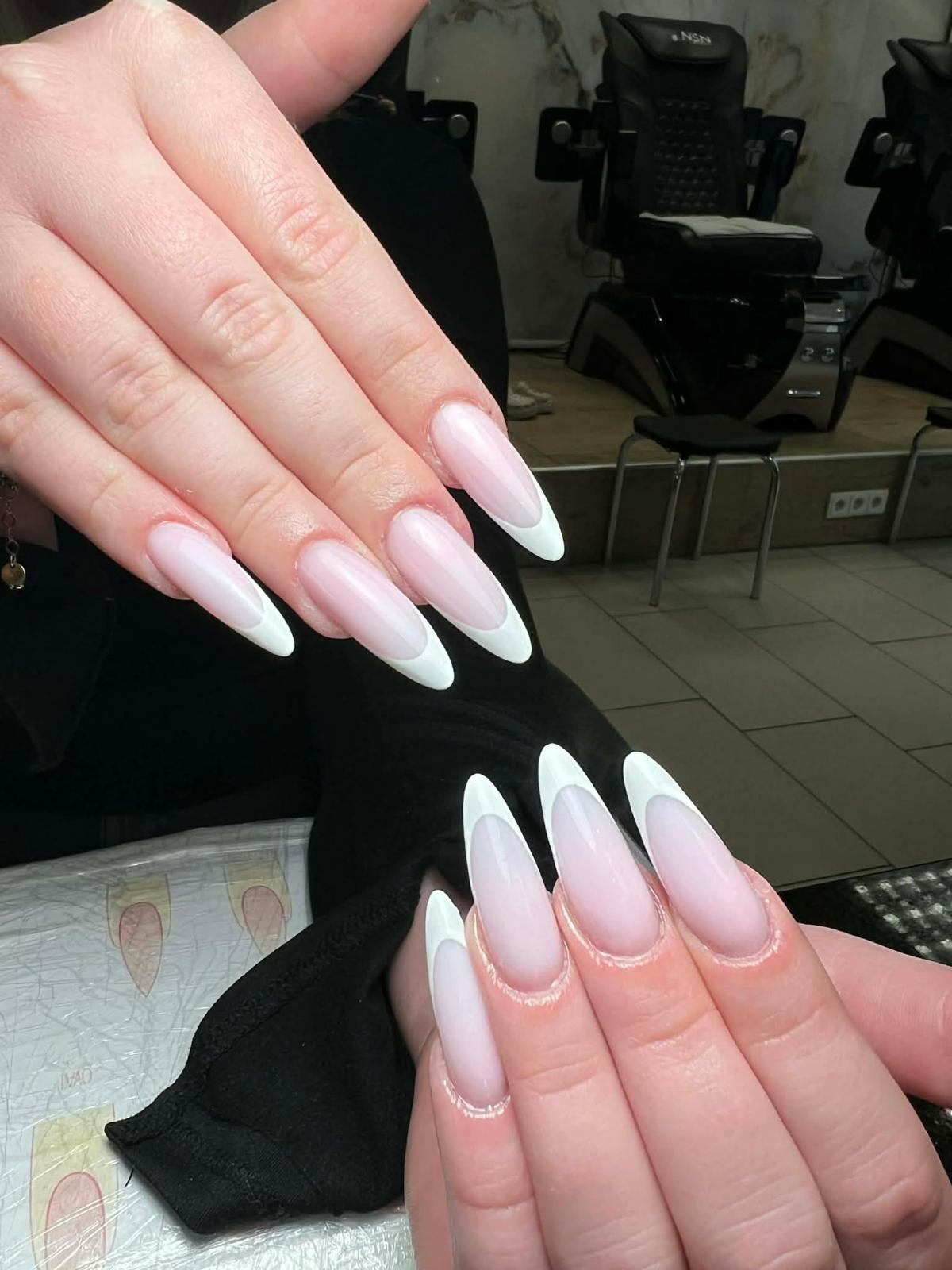 Klassisch weiße French Nails, elegant - KokoNail