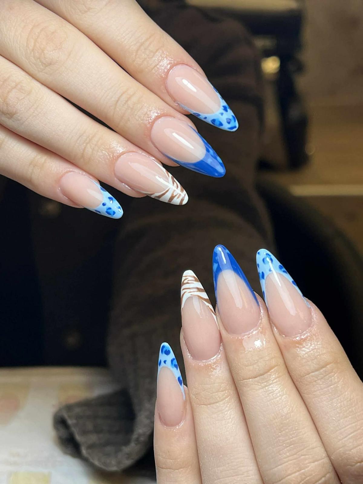 Blaue French Tips mit Leopard-Akzent